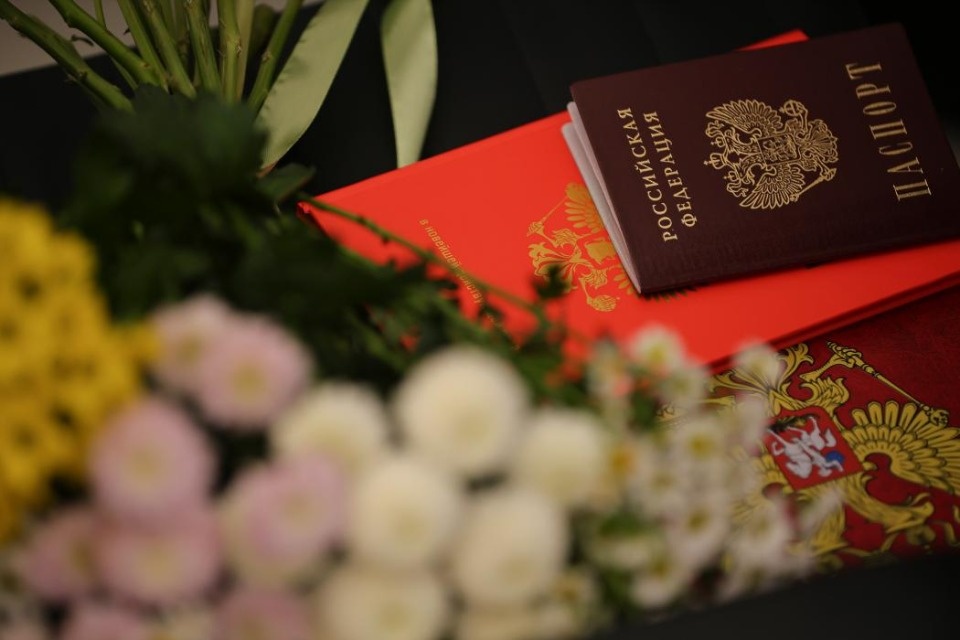 Соотечественникам, переехавшим в Псковскую область, вручили паспорта РФ