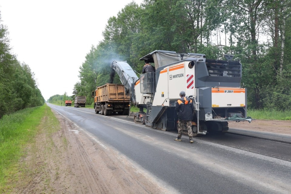 В Псковской области продолжается ремонт участка трассы Остров – Вышгородок – граница с Латвией