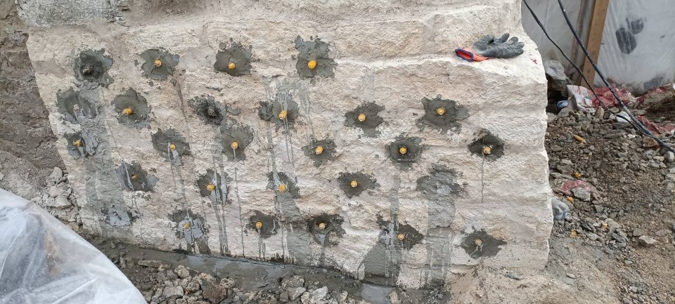 К раскрытию основания колонны часовни церкви Николы со Усохи в Пскове преступили реставраторы К раскрытию основания колонны часовни церкви Николы со Усохи в Пскове преступили реставраторы