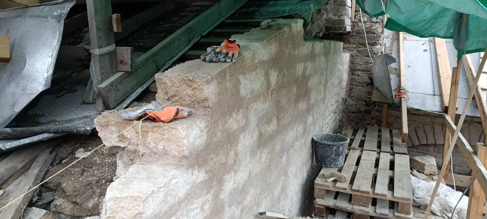 К раскрытию основания колонны часовни церкви Николы со Усохи в Пскове преступили реставраторы К раскрытию основания колонны часовни церкви Николы со Усохи в Пскове преступили реставраторы