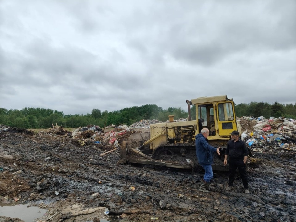 Свалку у мусорного полигона в Гдовском районе уберут в течение недели