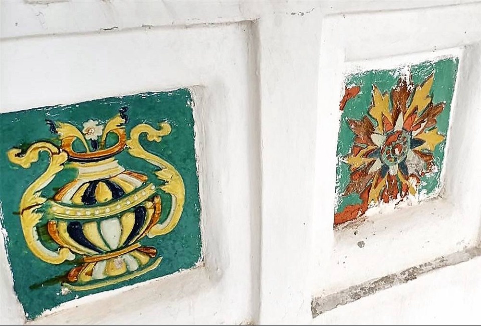 Степень сохранности керамических изразцов на фасаде Троицкого собора Пскова оценили реставраторы