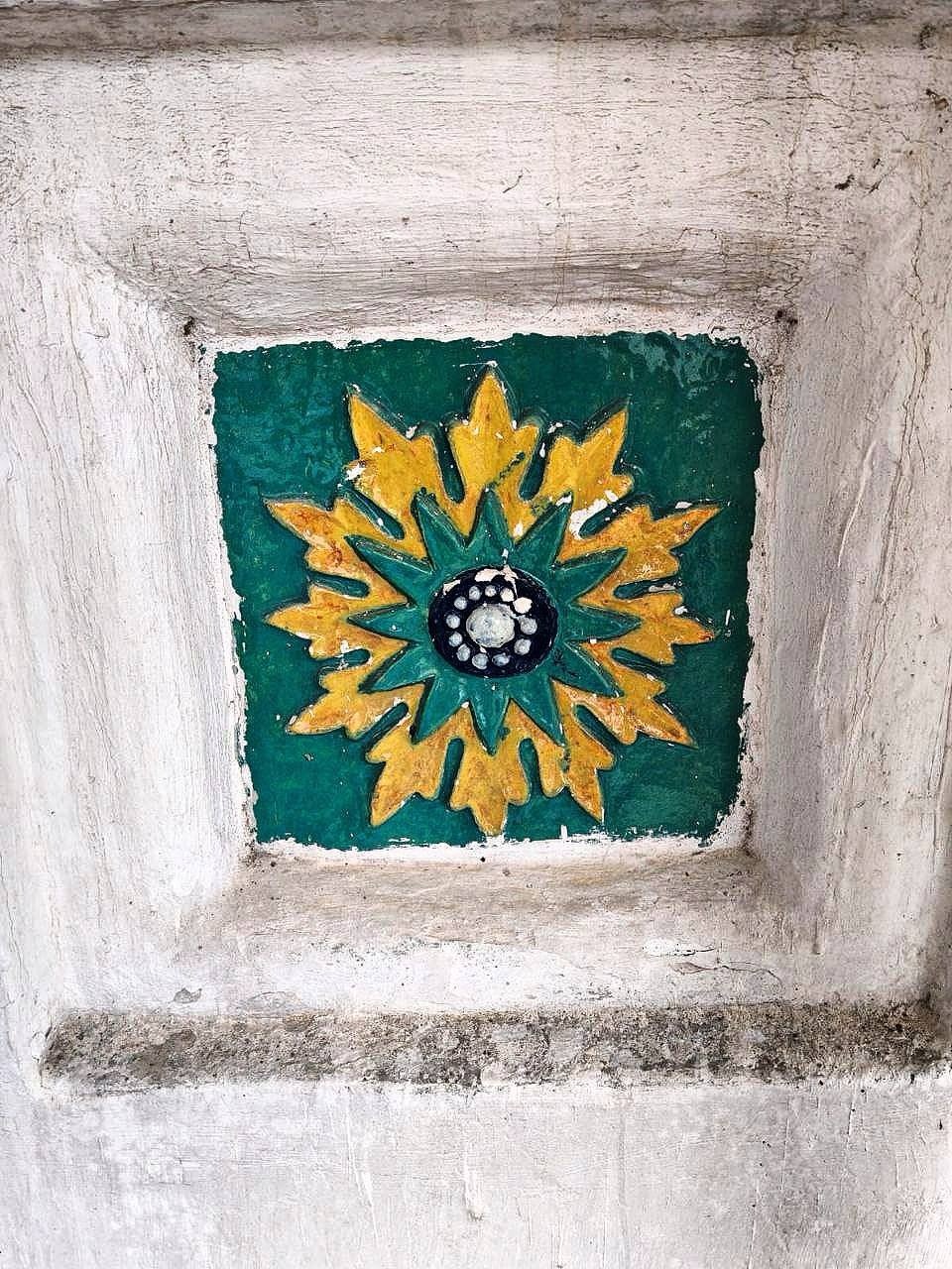 Степень сохранности керамических изразцов на фасаде Троицкого собора Пскова оценили реставраторы