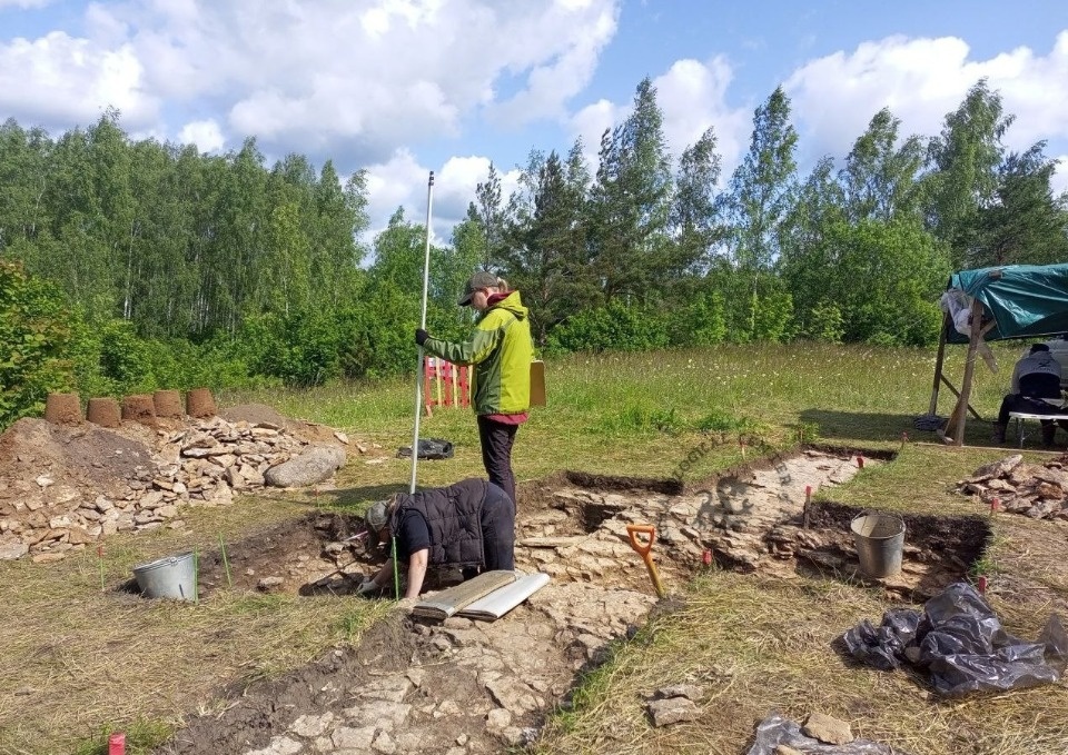 Археологи почти завершили исследование могильника на Ворониной горе под Печорами