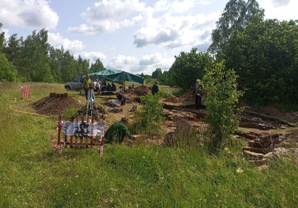 Археологи почти завершили исследование могильника на Ворониной горе под Печорами