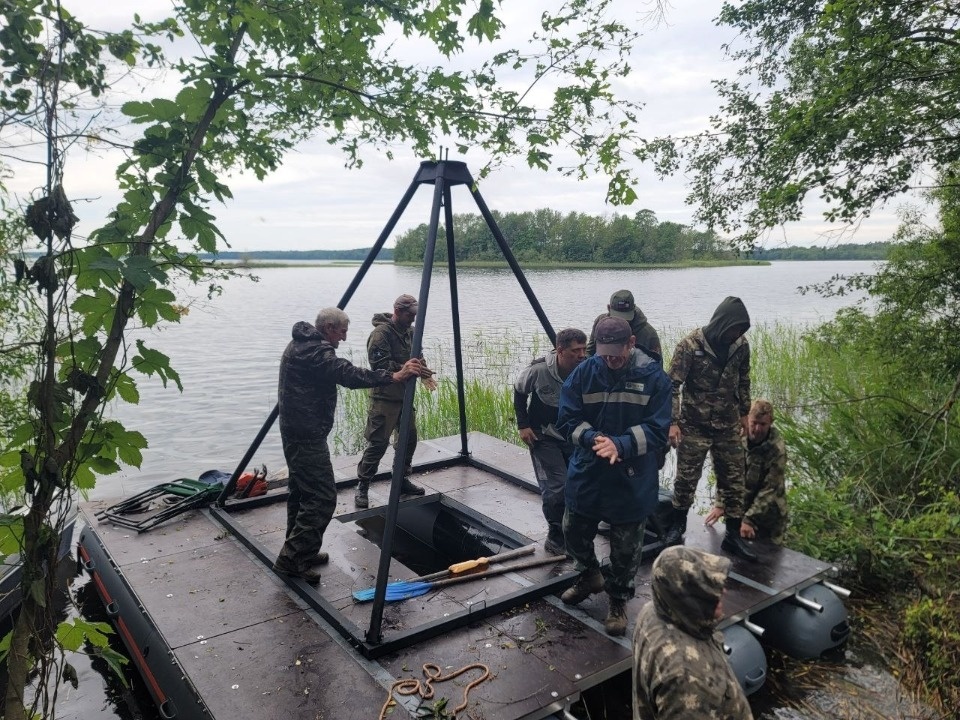 Части двигателя самолета достали со дна озера Большой Иван в Невельском районе