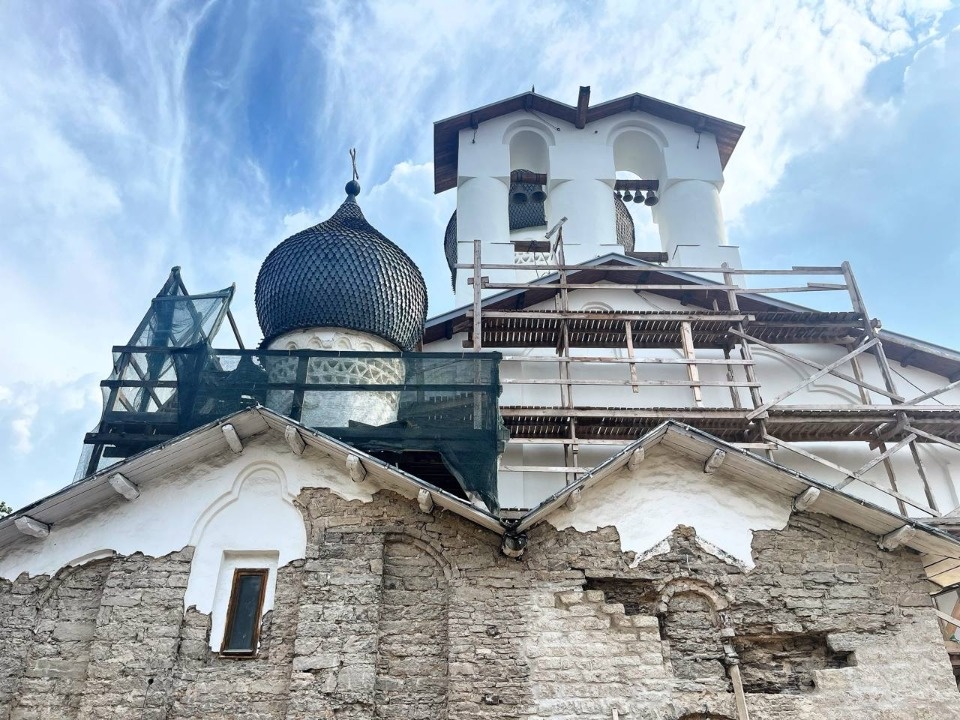 Штукатурку с храма Николы со Усохи в Пскове счищают реставраторы