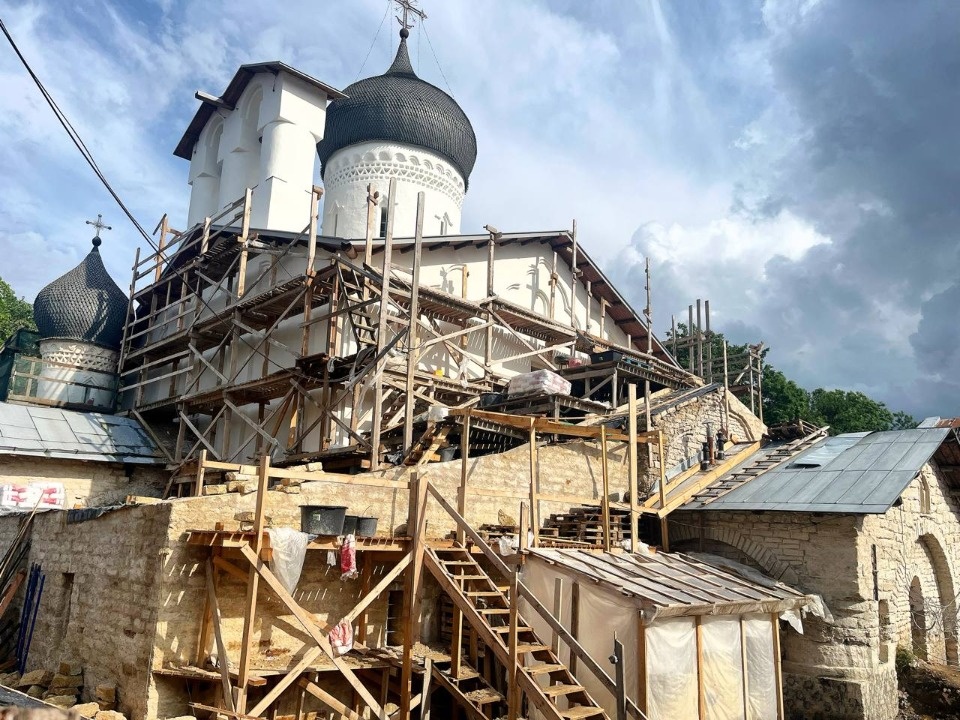 Штукатурку с храма Николы со Усохи в Пскове счищают реставраторы