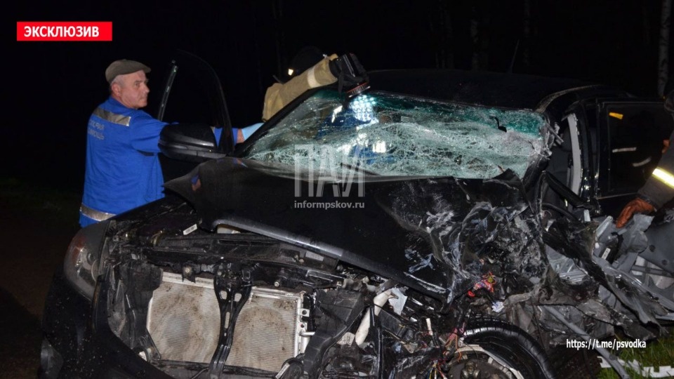 Псковские спасатели извлекли зажатого в салоне автомобиля после ДТП водителя Псковские спасатели извлекли зажатого в салоне автомобиля после ДТП водителя