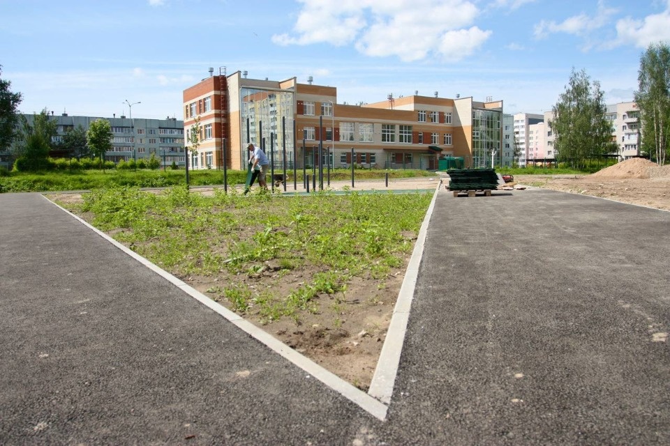 Спортивную площадку возводят на Запсковье в Пскове Спортивную площадку возводят на Запсковье в Пскове