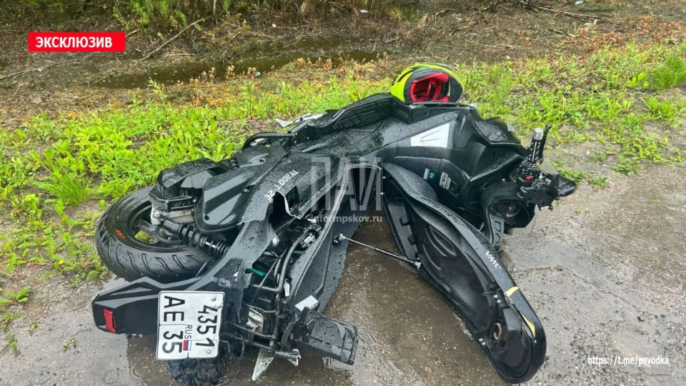 Мотоцикл столкнулся с грузовиком в Стругокрасненском районе Мотоцикл столкнулся с грузовиком в Стругокрасненском районе