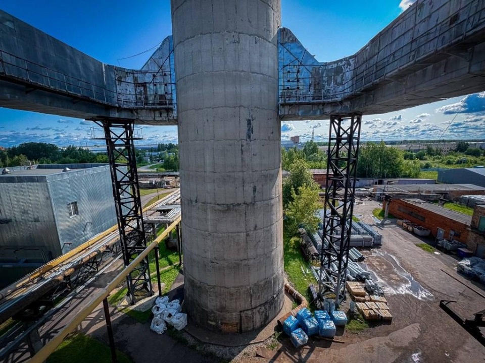 Фундамент нового котла укрепляют на котельной №9 в Пскове Фундамент нового котла укрепляют на котельной №9 в Пскове