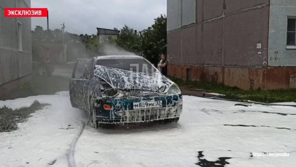 Мужчина в Дно пытался прогреть машину, но она загорелась Мужчина в Дно пытался прогреть машину, но она загорелась