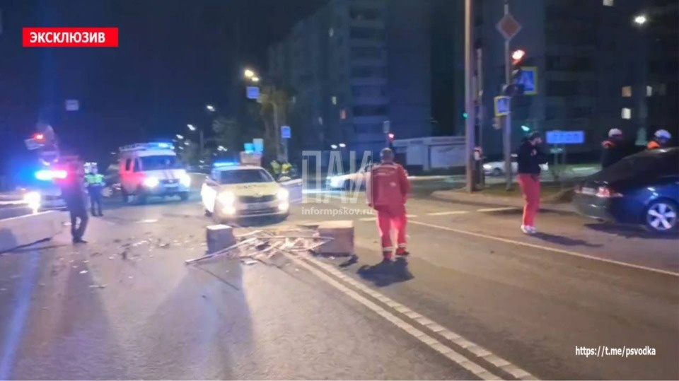 Машина протаранила ограждения у торгового комплекса «Гулливер» в Пскове