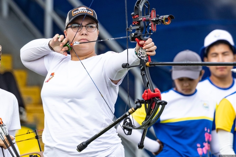 Великолукская спортсменка стала призёром международного турнира лучников в Казахстане