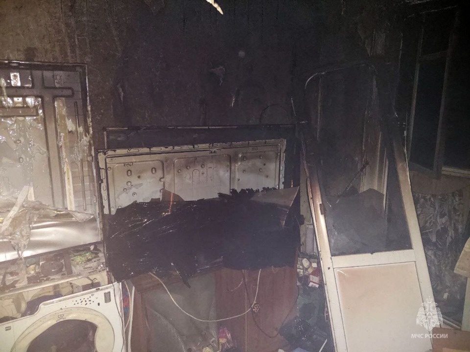 Двух человек эвакуировали на пожаре в Пскове