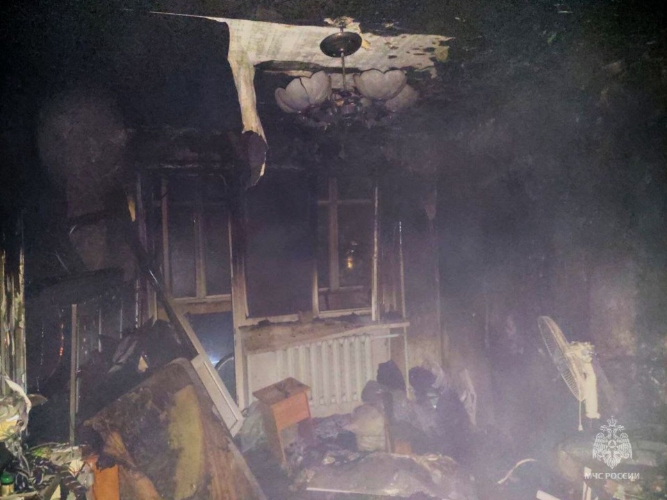 Двух человек эвакуировали на пожаре в Пскове