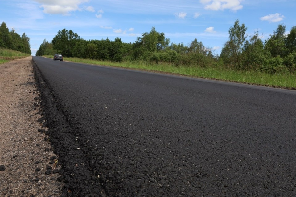5 километров выравнивающегося слоя асфальта уложили на участке дороги Порхов  - Успенье