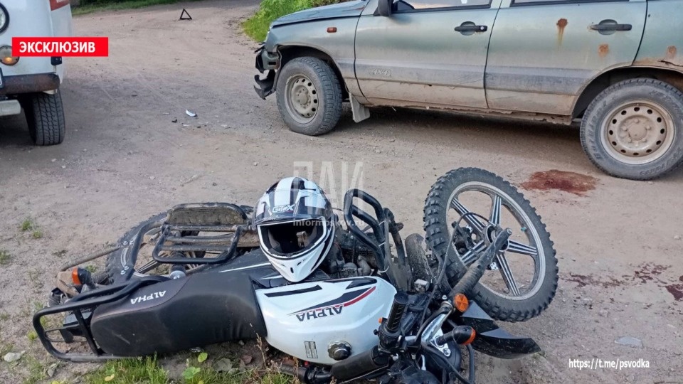 Подросток на мотоцикле врезался в автомобиль в Псковском районе Подросток на мотоцикле врезался в автомобиль в Псковском районе