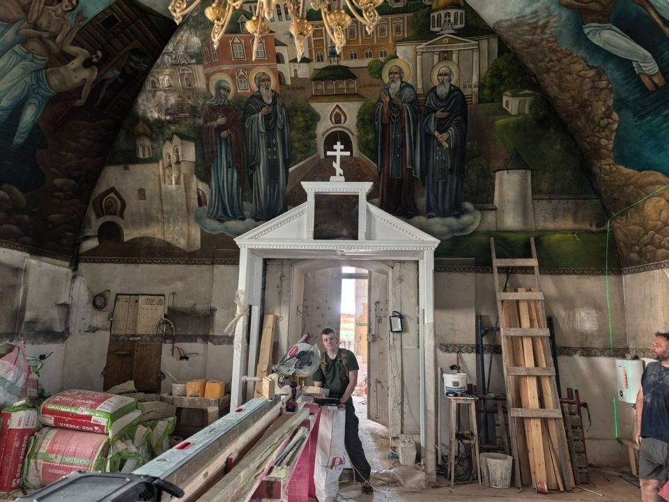 В церкви Сорока Севастийских Мучеников в Печорах расчищают и укрепляют живопись на стенах и сводах