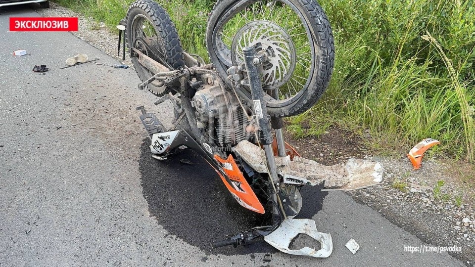 Подросток на питбайке врезался в автомобиль в Печорском районе Подросток на питбайке врезался в автомобиль в Печорском районе
