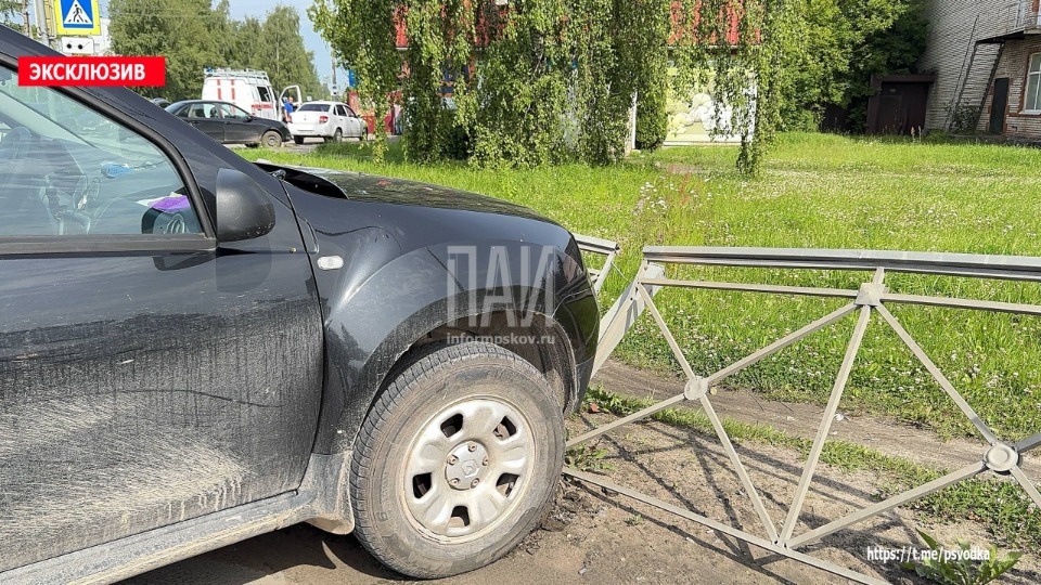 В Псковском районе водитель въехал в ограждение из-за плохого самочувствия