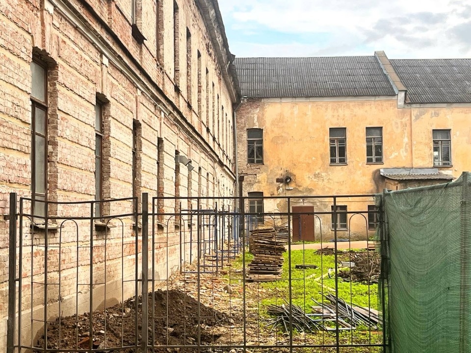 Бывшая духовная семинария реставрируется в Пскове Бывшая духовная семинария реставрируется в Пскове