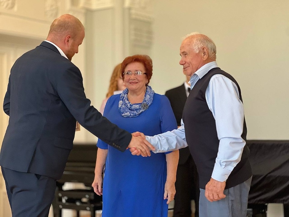 Глава Пскова вручил семейным парам медали «За любовь и верность» Глава Пскова вручил семейным парам медали «За любовь и верность»