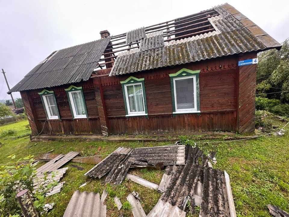 Сильный ветер разрушил дома в Великолукском районе 