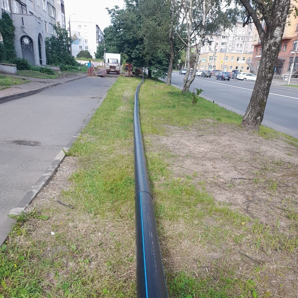 Участок водопровода на улице Коммунальной ремонтируют в Пскове 