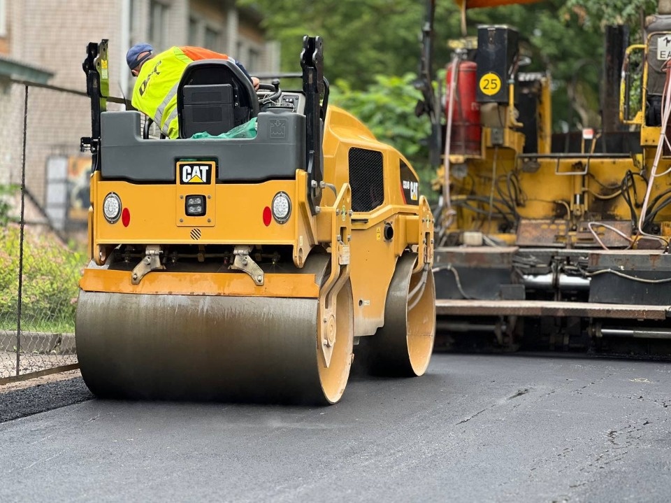 Стартовали работы по фрезерованию дорог на улицах Максима Горького и Некрасова в Пскове 