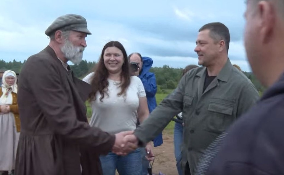 Съёмки фильма «Семь вёрст до рассвета» завершились в кинодеревне в Невельском районе Съёмки фильма «Семь вёрст до рассвета» завершились в кинодеревне в Невельском районе