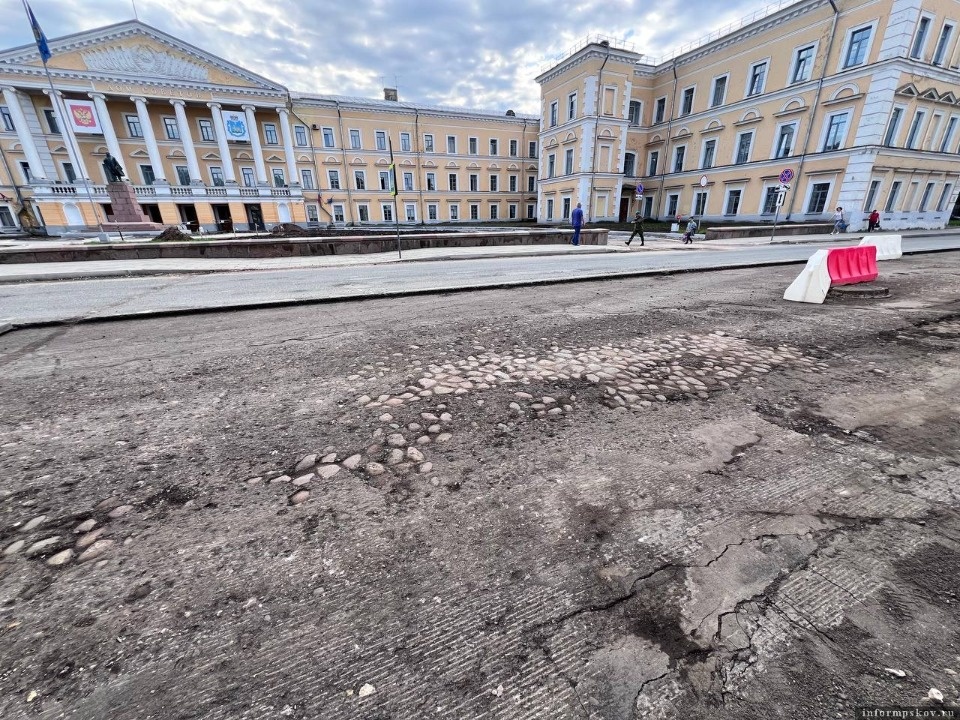 Историческая булыжная мостовая показалась во время ремонта улицы Некрасова в Пскове Историческая булыжная мостовая показалась во время ремонта улицы Некрасова в Пскове