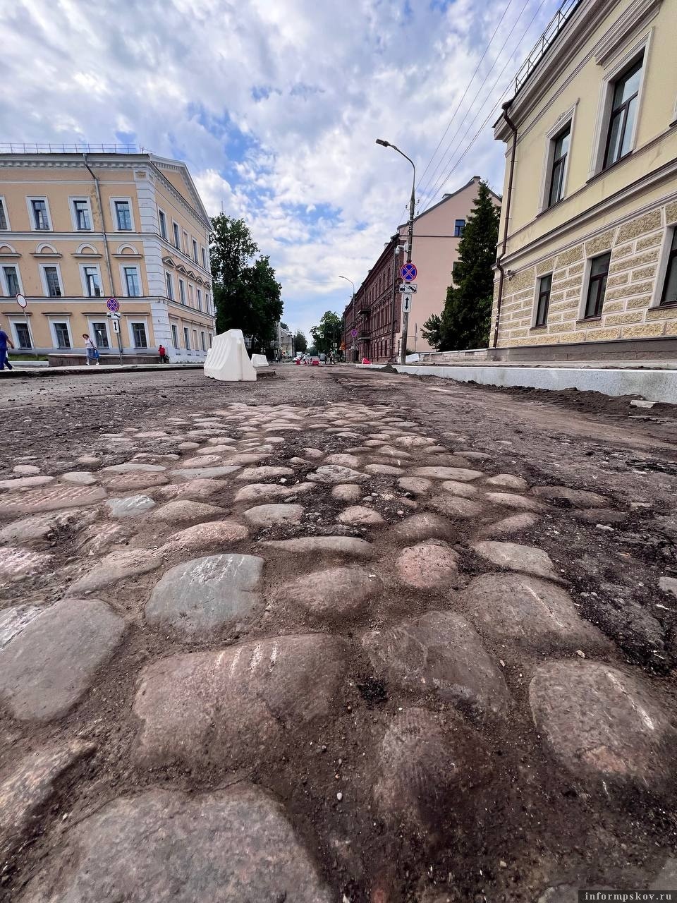 Историческая булыжная мостовая показалась во время ремонта улицы Некрасова в Пскове Историческая булыжная мостовая показалась во время ремонта улицы Некрасова в Пскове