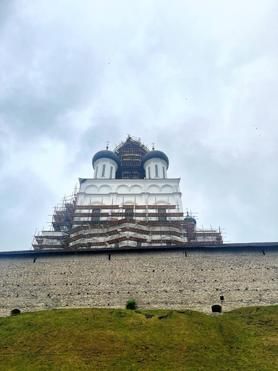 Демонтаж старой штукатурки продолжается в Троицком соборе Псковского кремля Демонтаж старой штукатурки продолжается в Троицком соборе Псковского кремля