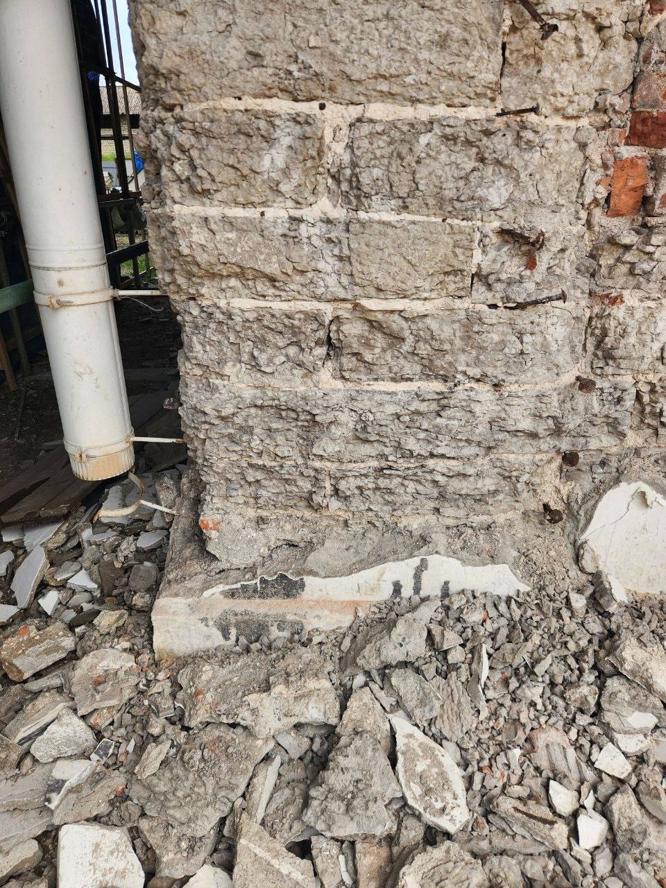 Демонтаж старой штукатурки продолжается в Троицком соборе Псковского кремля Демонтаж старой штукатурки продолжается в Троицком соборе Псковского кремля