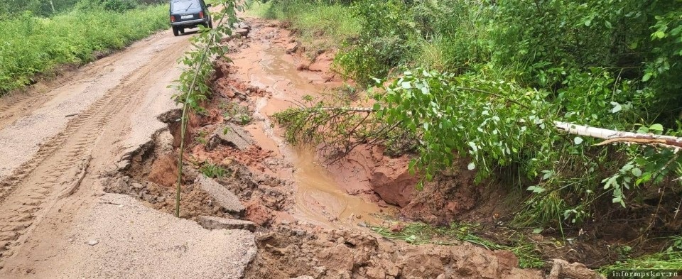 Дороги размыло в ряде населённых пунктах Плюсского района Дороги размыло в ряде населённых пунктах Плюсского района