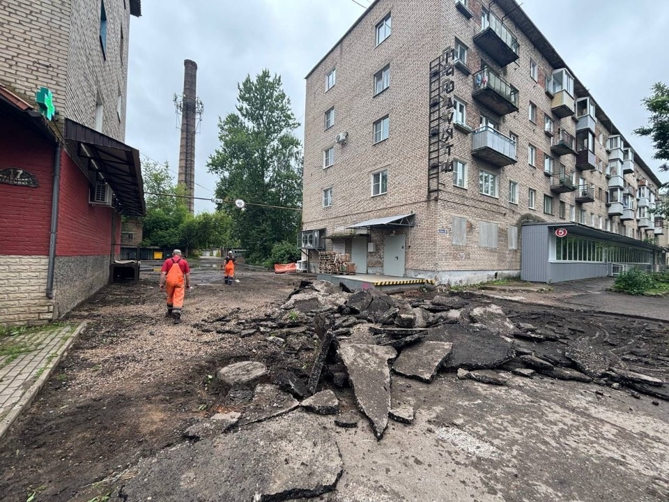 Дворы ремонтируют на улице Ставского в Великих Луках Дворы ремонтируют на улице Ставского в Великих Луках
