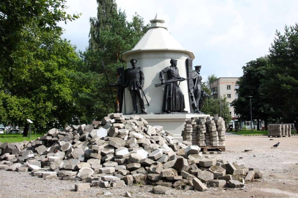 Тротуар ремонтирую вокруг памятника в сквере Пограничников в Пскове