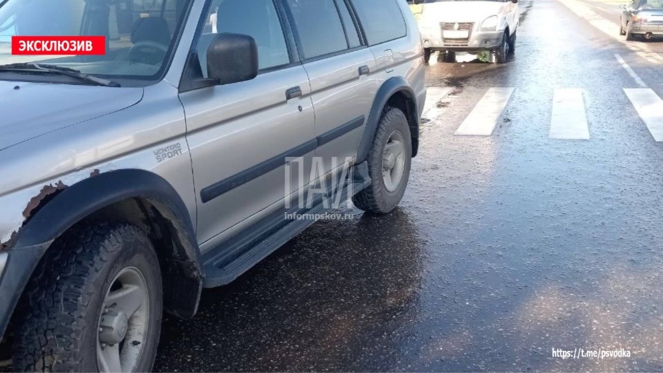 Женщину сбил автомобиль в Великих Луках Женщину сбил автомобиль в Великих Луках