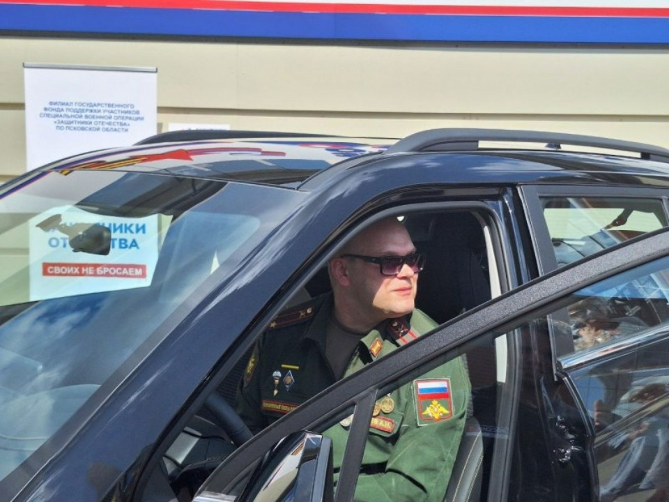 Ветерану СВО Александру Поддуеву вручили ключи от нового автомобиля