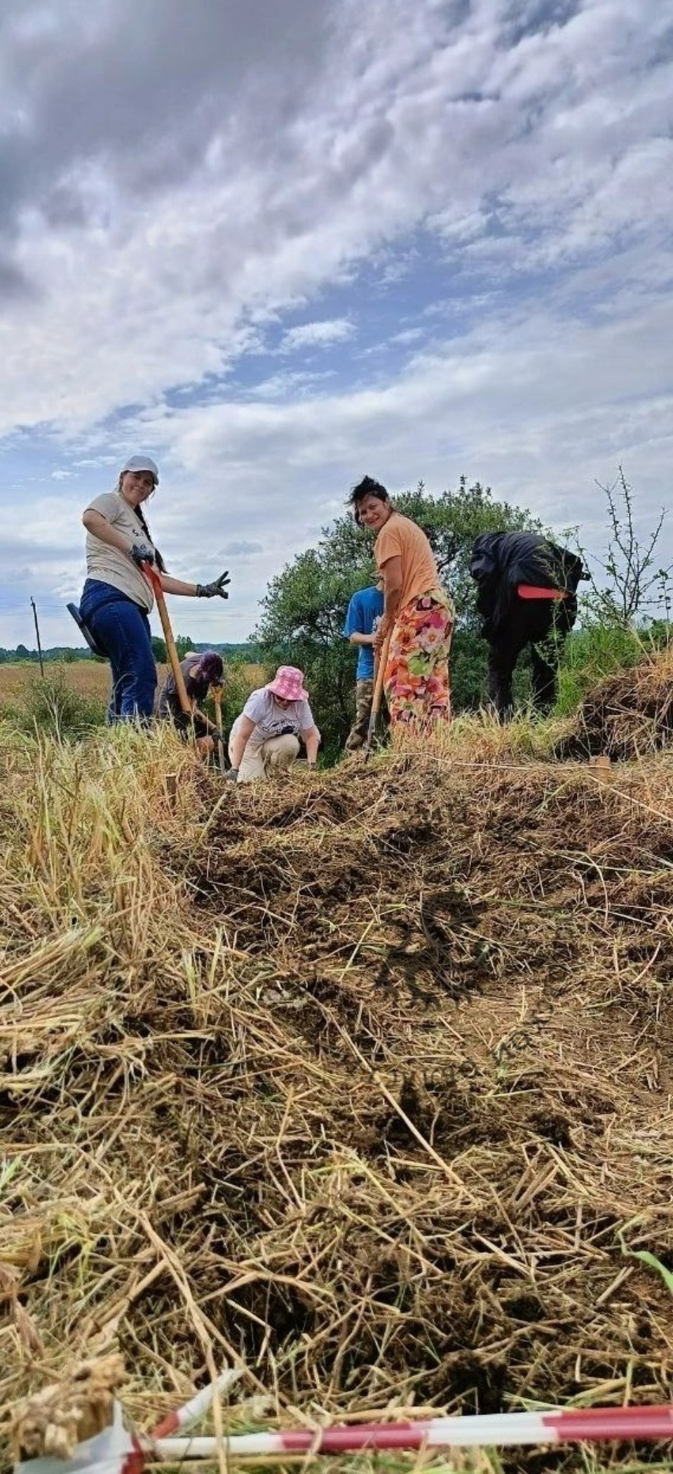 Волонтеры из России, Белоруссии и Кении изучают средневековый могильник под Изборском