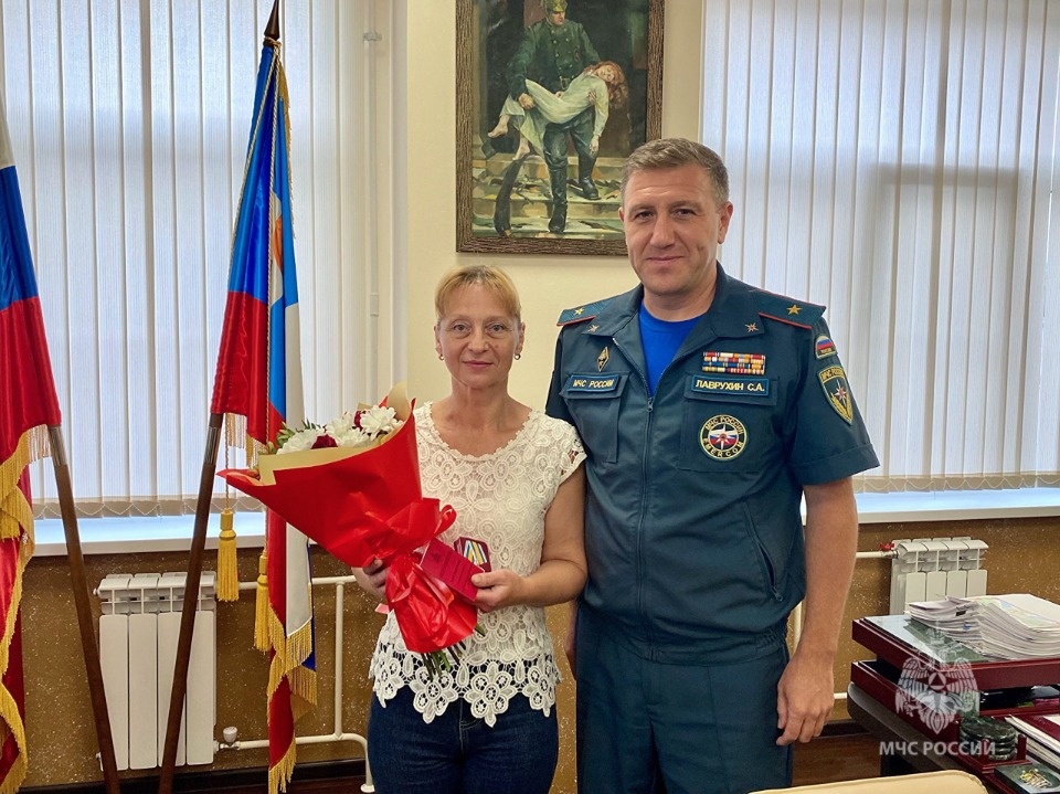 Петербургской медсестре вручили медаль за оказание первой помощи едва не утонувшему на озере под Псковом мужчине