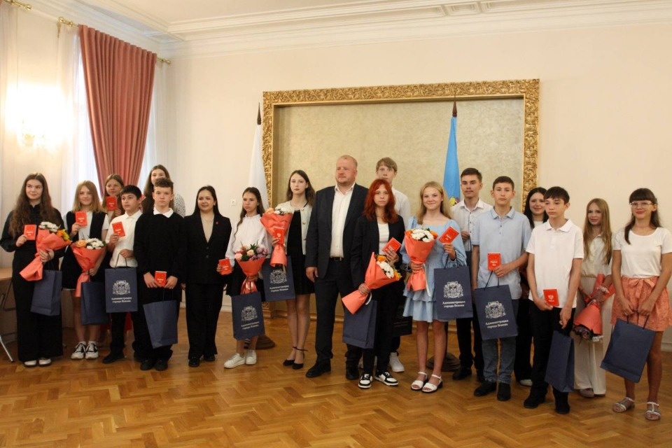 Борис Елкин в преддверии Дня города вручил юным псковичам паспорта Борис Елкин в преддверии Дня города вручил юным псковичам паспорта