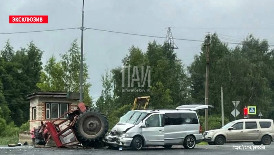 Двух человек госпитализировали в результате ДТП с трактором в Кунье Двух человек госпитализировали в результате ДТП с трактором в Кунье