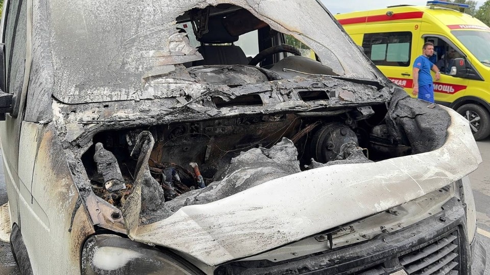 Сотрудники ГАИ потушили загоревшийся в Пскове автомобиль Сотрудники ГАИ потушили загоревшийся в Пскове автомобиль