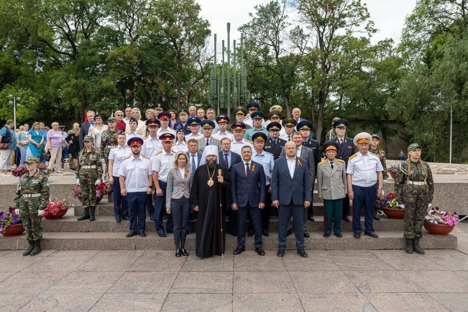 В Пскове возложили цветы к Могиле Неизвестного солдата