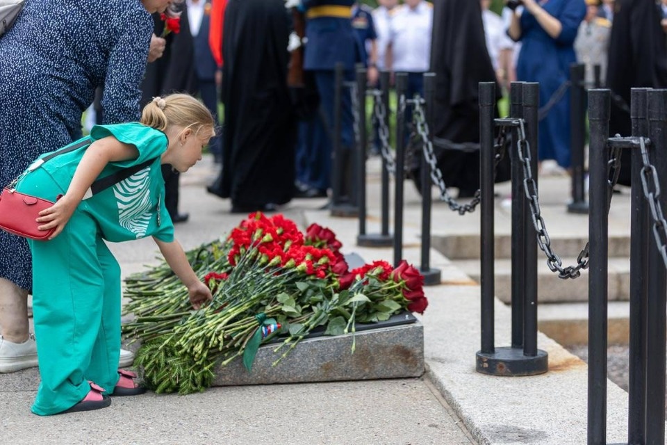 В Пскове возложили цветы к Могиле Неизвестного солдата