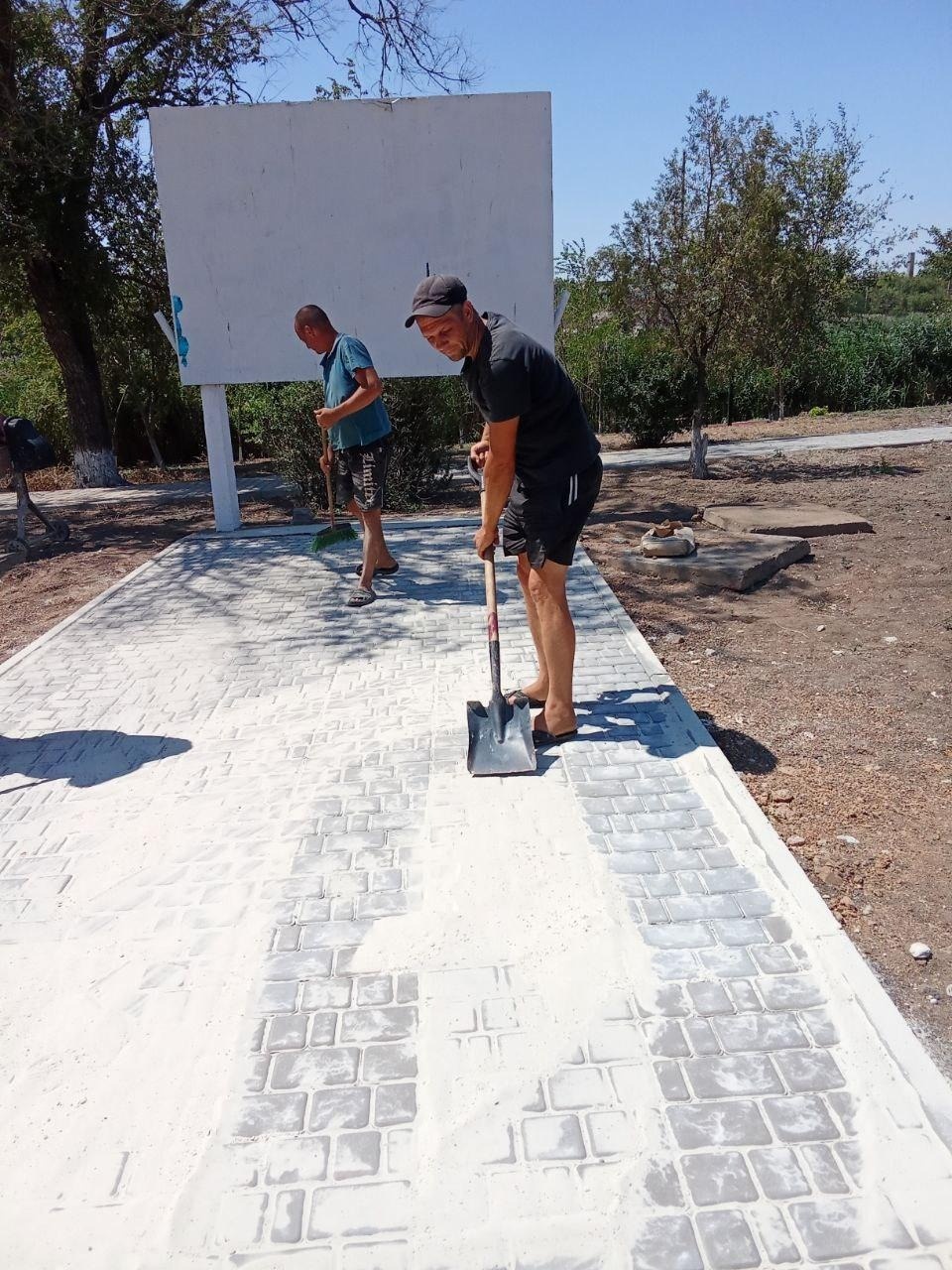 Псковские специалисты благоустроили общественную территорию в Херсонской области Псковские специалисты благоустроили общественную территорию в Херсонской области