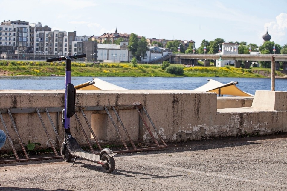Пожар в жилом доме в Великих Луках произошел из-за возгорания электросамоката